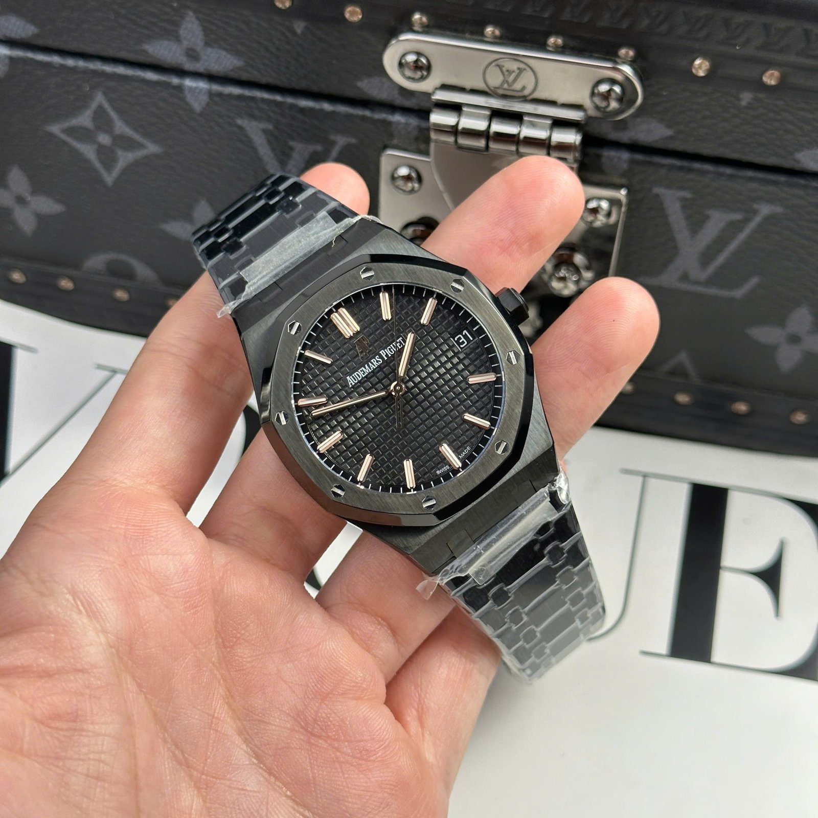 Dong-Ho-Audemars-Piguet-Royal-Oak-15500-Replica-11-Mau-Den-Nha-May-F1-41mm-1.jpg