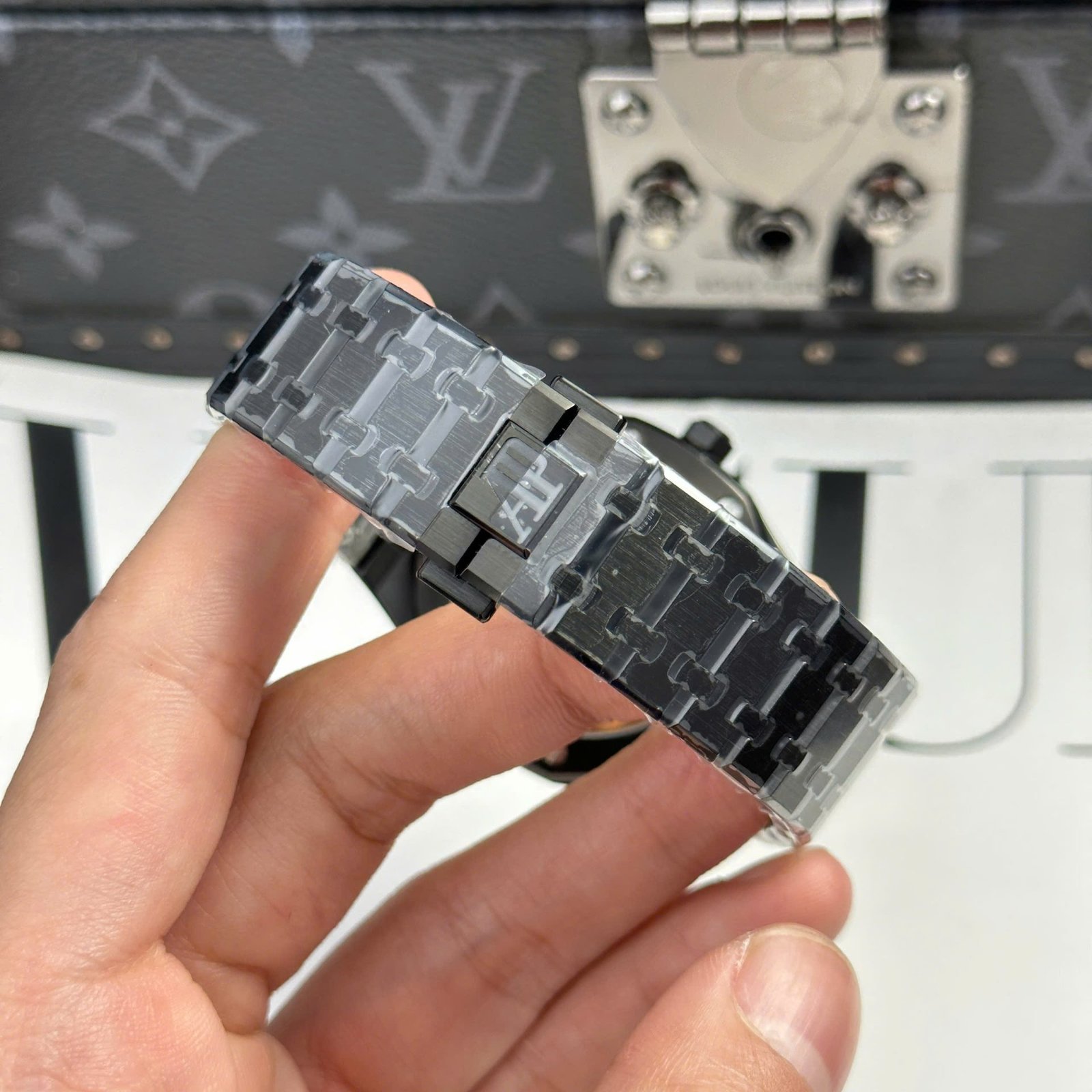 Dong-Ho-Audemars-Piguet-Royal-Oak-15500-Replica-11-Mau-Den-Nha-May-F1-41mm-11.jpg