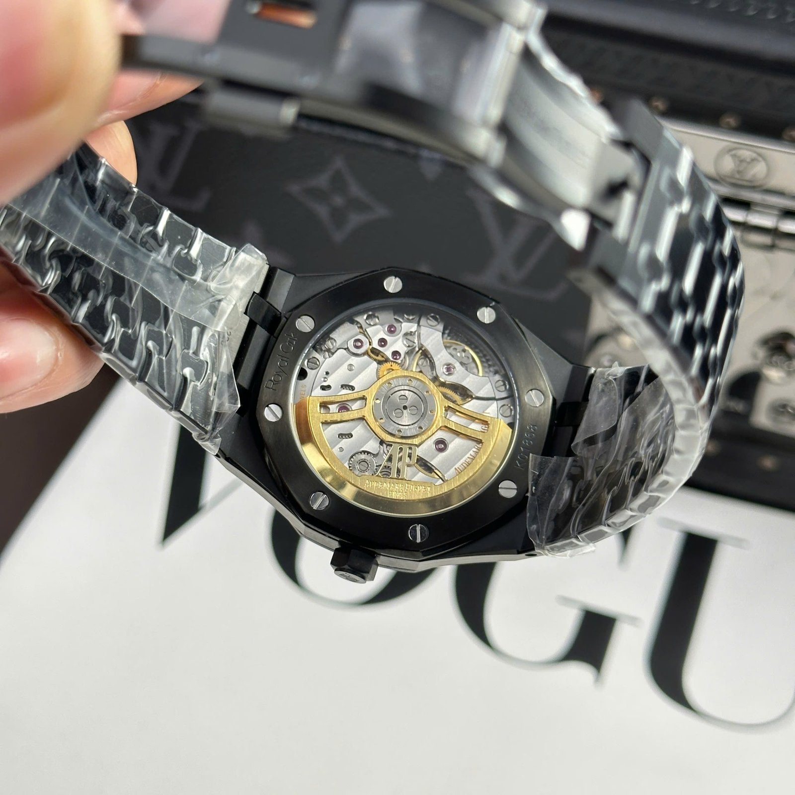 Dong-Ho-Audemars-Piguet-Royal-Oak-15500-Replica-11-Mau-Den-Nha-May-F1-41mm-12.jpg