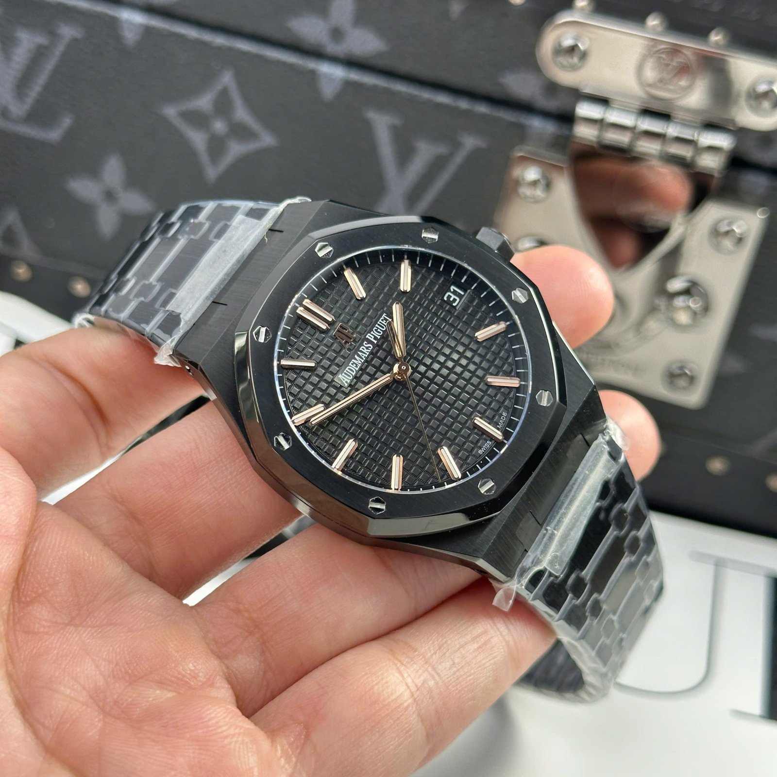 Dong-Ho-Audemars-Piguet-Royal-Oak-15500-Replica-11-Mau-Den-Nha-May-F1-41mm-2.jpg