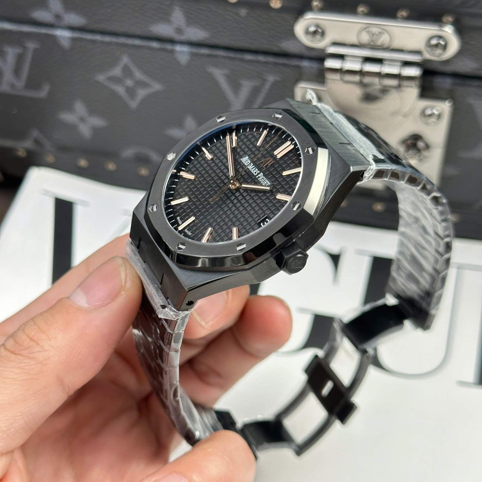 Dong-Ho-Audemars-Piguet-Royal-Oak-15500-Replica-11-Mau-Den-Nha-May-F1-41mm-4.jpg
