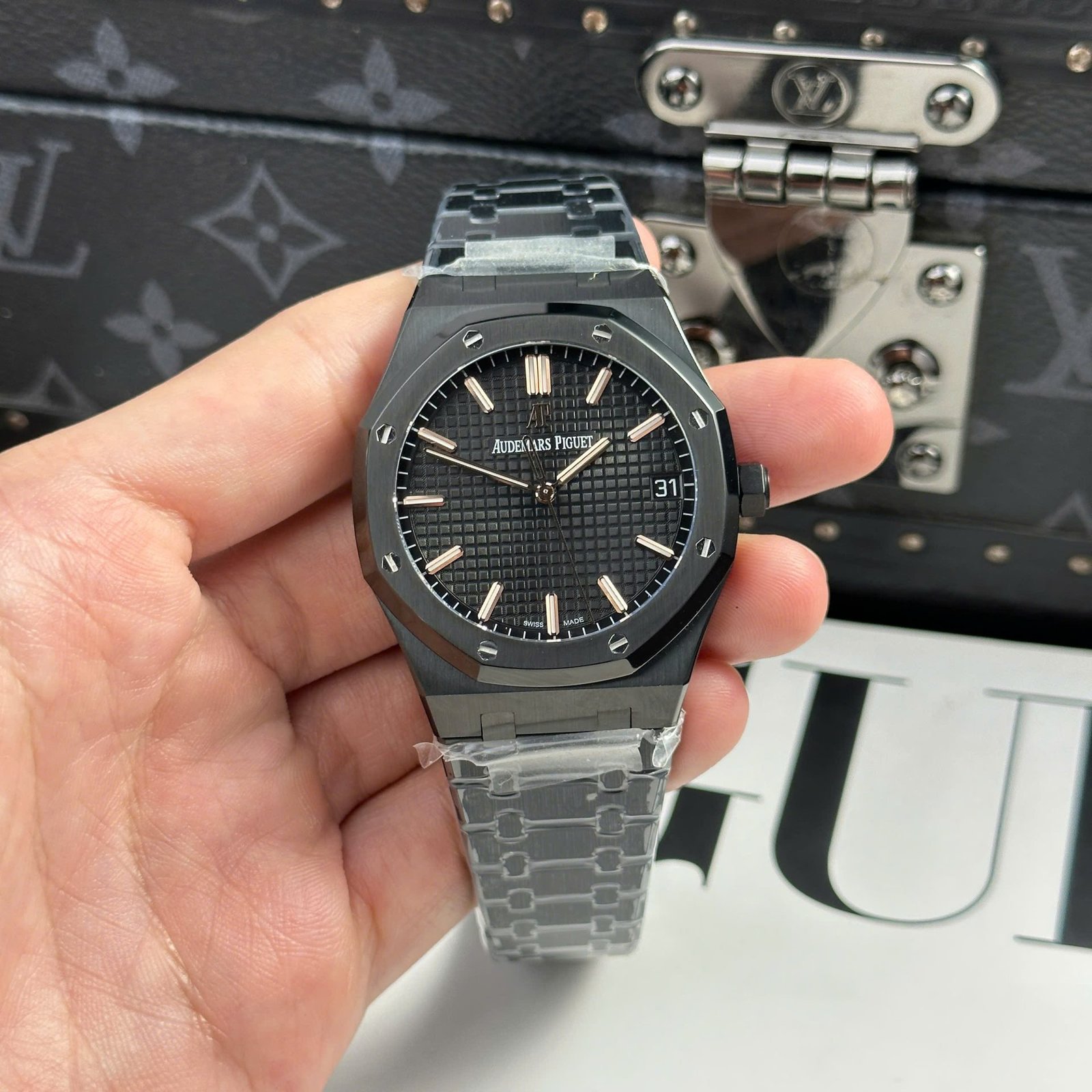 Dong-Ho-Audemars-Piguet-Royal-Oak-15500-Replica-11-Mau-Den-Nha-May-F1-41mm-5.jpg