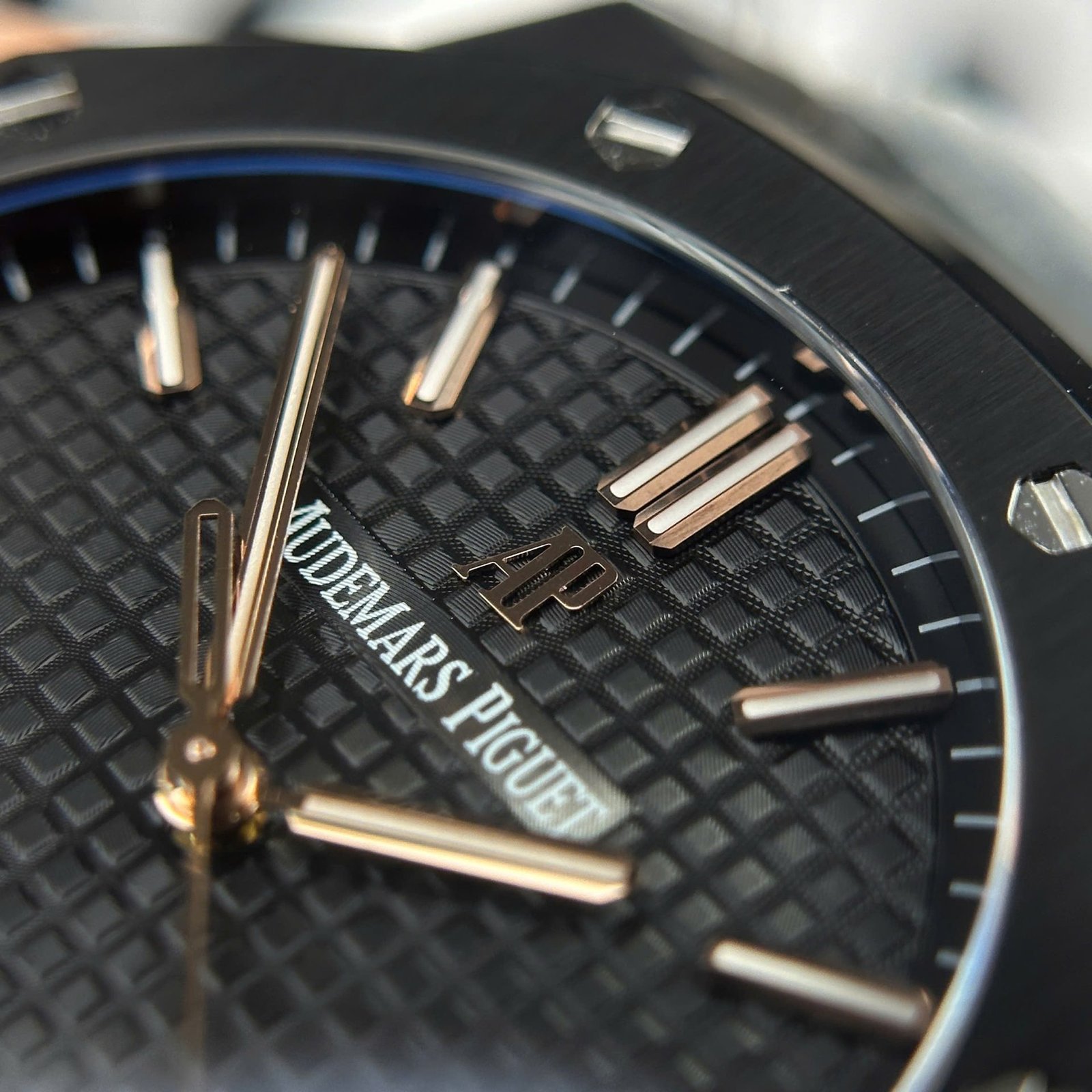 Dong-Ho-Audemars-Piguet-Royal-Oak-15500-Replica-11-Mau-Den-Nha-May-F1-41mm-9.jpg