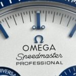 Dong-Ho-Omega-Che-Tac-Speedmaster-Silver-Snoopy-50th-Anniversary-New-2025-42mm.jpg