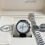 Dong-Ho-Omega-Speedmaster-Apollo-13-Snoopy-Replica-11-Mat-Trang-New-2025-42mm-1.jpg